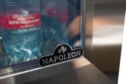 Napoleon Outdoor - Kühlschrank, 135 Liter, Linksdrehende Tür Mit Doppelverglasung Und LED Beleuchtung - Wasserdicht Nach IP24 -Natur Erlebnis NFR135ORGL Napoleon Kuehlschrank doppelt verglast
