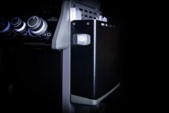 Napoleon Rogue SE 525 Gasgrill - All-black - Grillfürst Edition Inkl. Abdeckhaube - SMART Deal Inkl. Grillfürst Grill Control - Modell 2022 -Natur Erlebnis Seitenablage abgeklappt all black