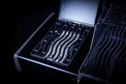 Napoleon Rogue SE 525 Gasgrill - All-black - Grillfürst Edition Inkl. Abdeckhaube - SMART Deal Inkl. Grillfürst Grill Control - Modell 2022 -Natur Erlebnis Sizzle Zone All Black